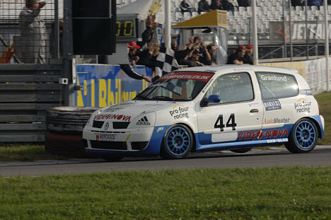 Petter Granlund fortsatte på Padborg Park sin imponerende rekordrække med fjorten pointscorende løb i træk, og han kan nu kalde sig vinder af Casinoportalen Clio Cup 2007.
